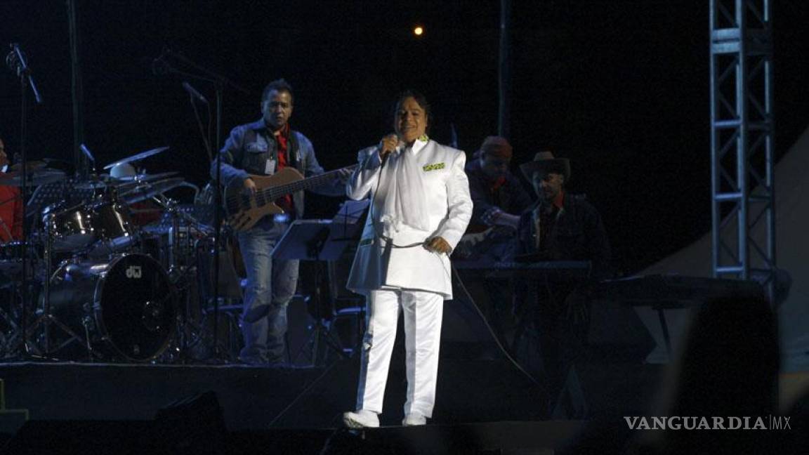 Juan Gabriel canta para más de 130 mil en Ciudad Juárez