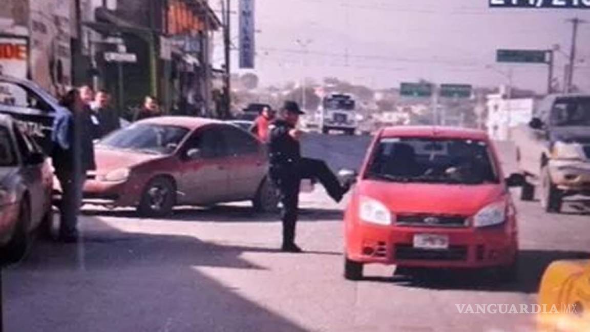 &quot;Iba a morir atropellado&quot;, se defiende policía que pateo auto en Monclova