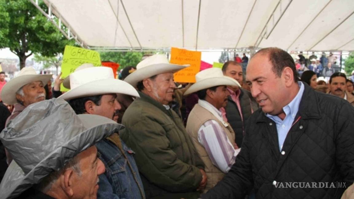 Entrega Rubén Moreira tractores a campesinos en Coahuila