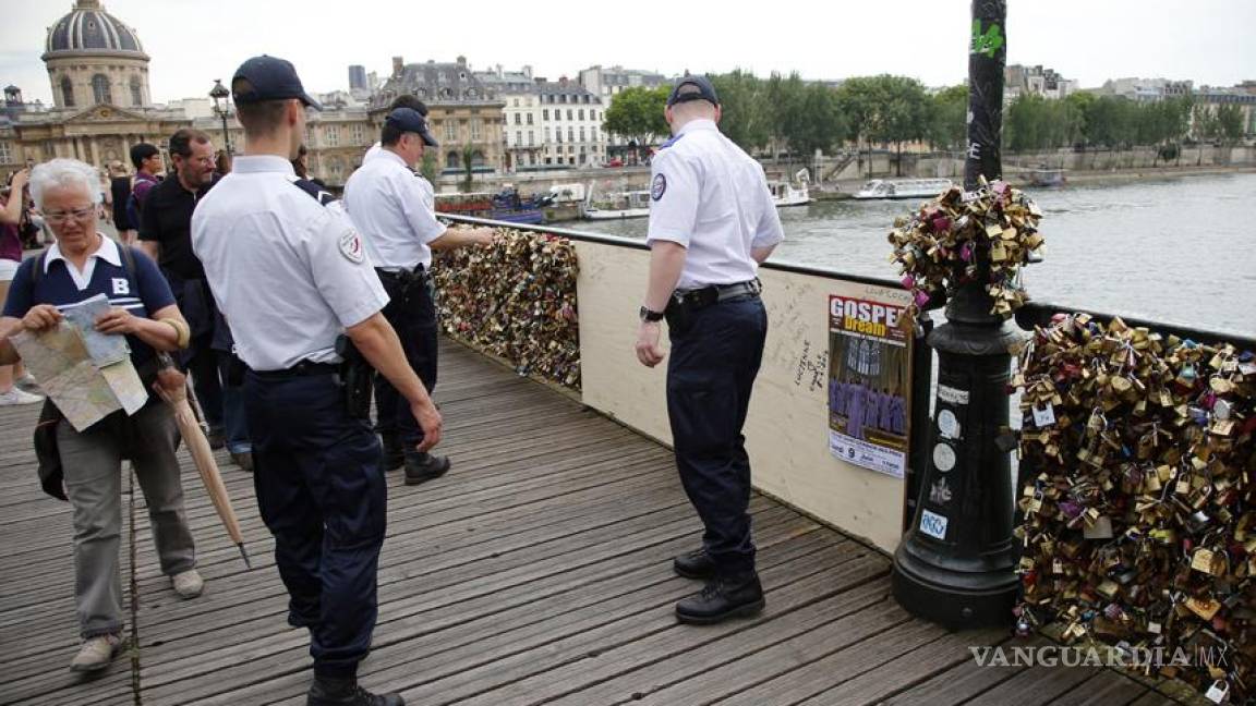 Barandilla del 'Pont des Arts' de París se hunde por los candados del amor