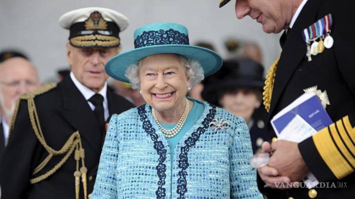 Isabel II bautiza un portaaviones que lleva su nombre
