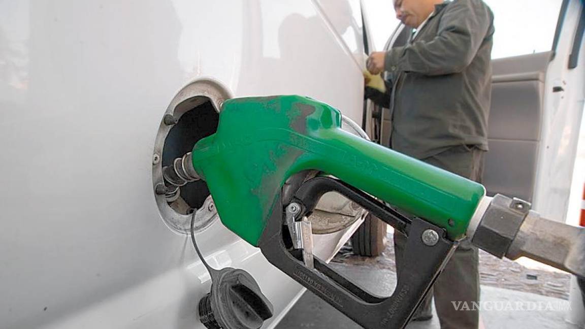 Aumentaría 2 pesos la gasolina en enero de 2014