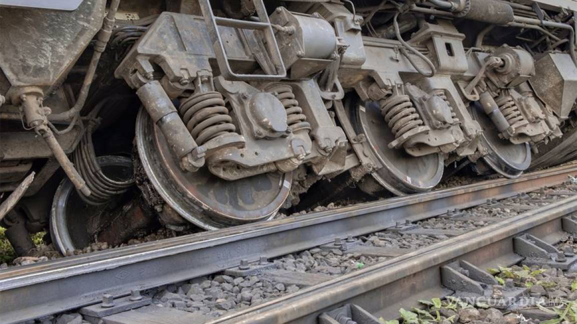 Descarrilan dos trenes en India; se desconoce número de víctimas