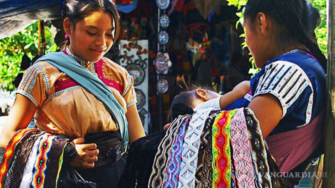 Mayoría de mexicanos en desacuerdo con que indígenas hablen sólo su lengua materna: Encuesta