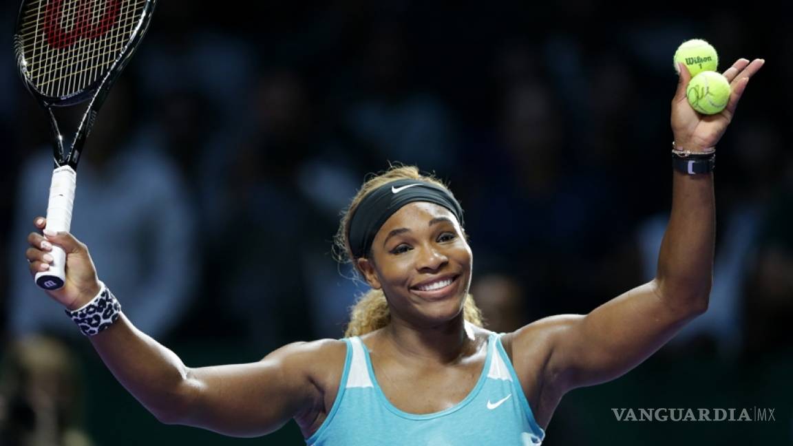 Serena Williams avanza en el Masters, pero Sharapova dice adiós