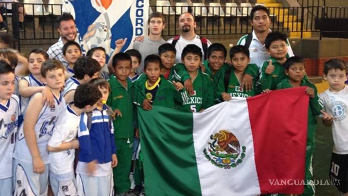 Niños Triqui en basquetbol sin recursos y ponen en alto a México
