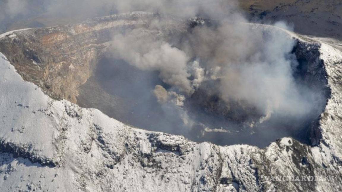 El volcán Popocatépetl lanza cenizas y rocas incandescentes