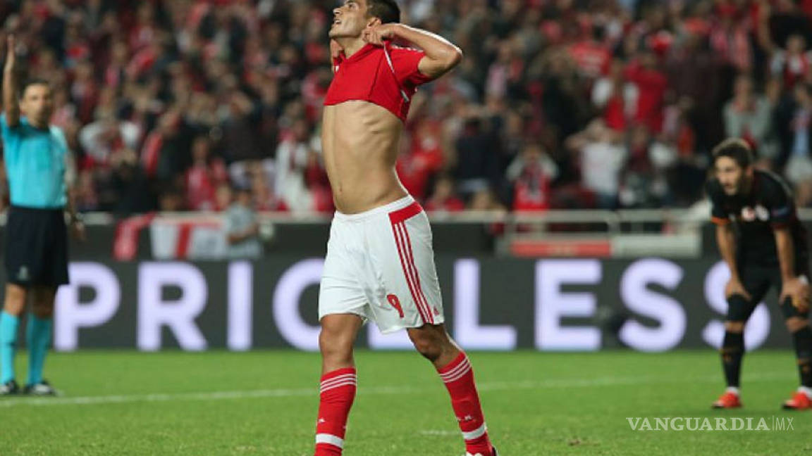 Raúl Jiménez saca del apuro al Benfica con doblete