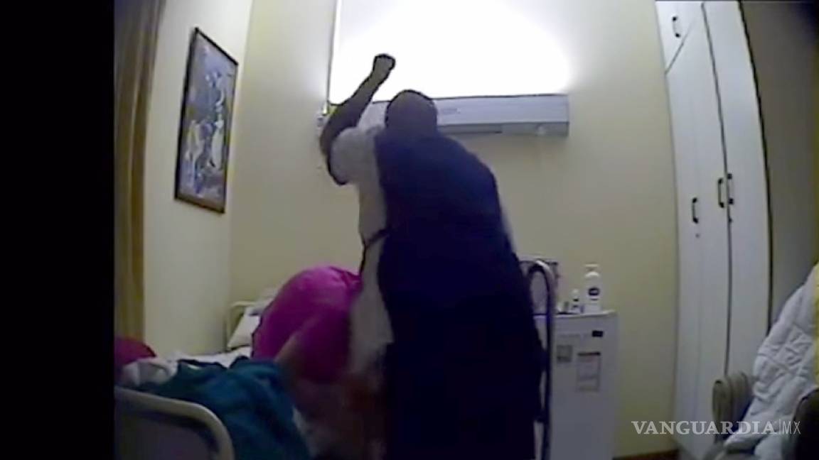 Captan a enfermera golpeando brutalmente a anciana