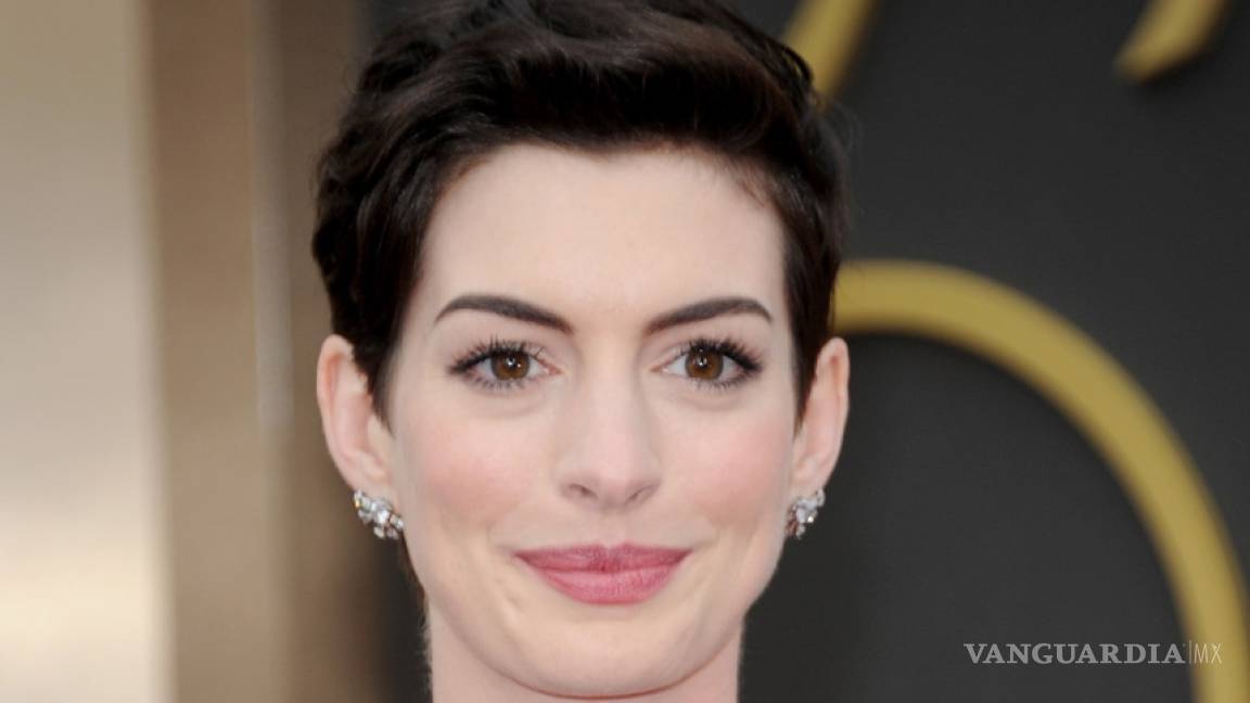 Anne Hathaway es criticada por negarle saludo a periodista