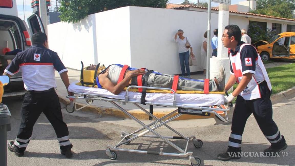 Carambola de camioneta, taxi y bicicleta, un muerto en Torreón