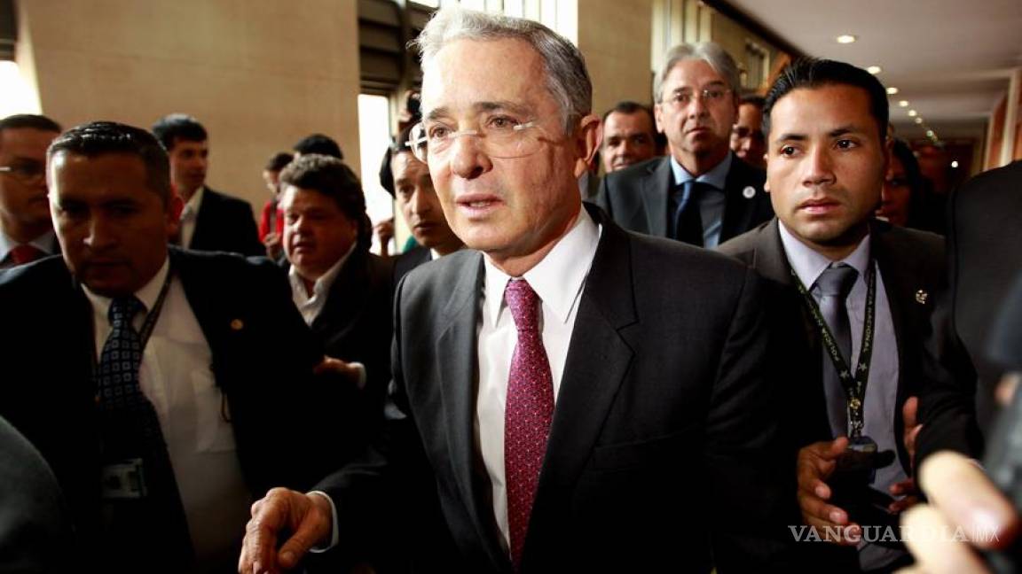 Uribe se retira del Senado tras arremeter contra Santos y medios de prensa