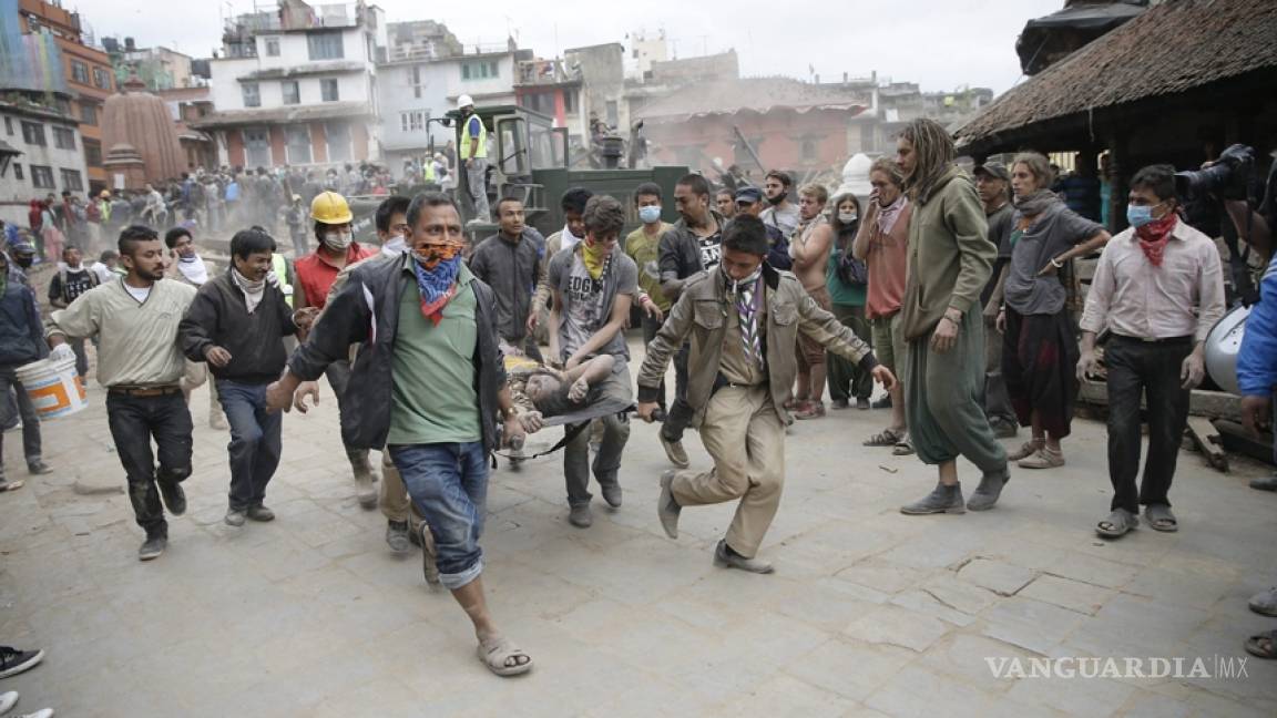 Terremoto en Nepal mata a cerca de 900 personas