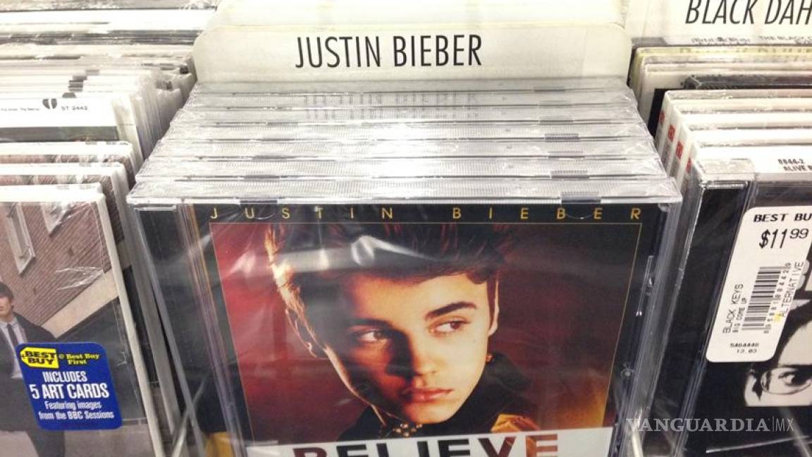 Artista planta discos falsos de Bieber en tiendas