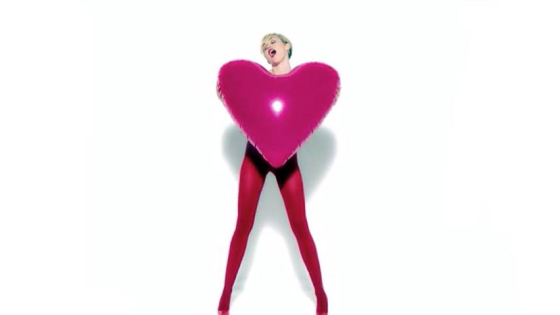 Miley Cyrus festeja sus 22 años como imagen de campaña publicitaria