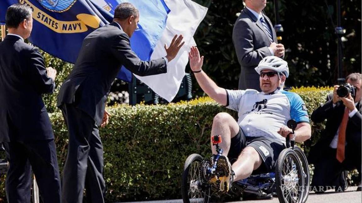 Recibe Obama paseo ciclista de soldados heridos en guerra