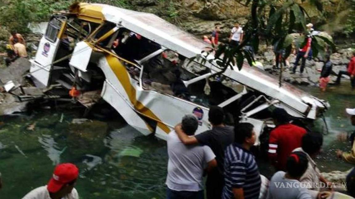 Hay 20 muertos tras accidente de autobús en Veracruz