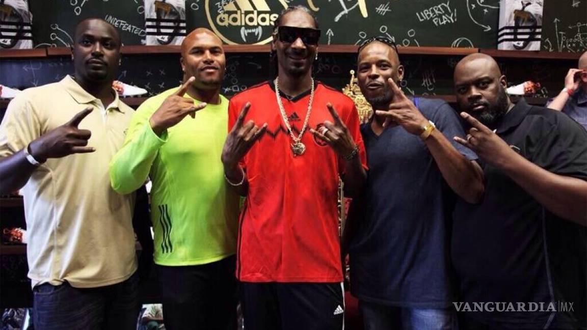 El rapero Snoop Dogg se pone la playera de México