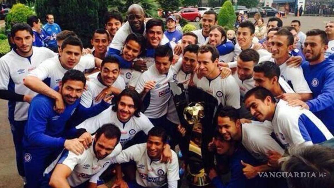 Jugadores de Cruz Azul colocan la Copa en La Noria