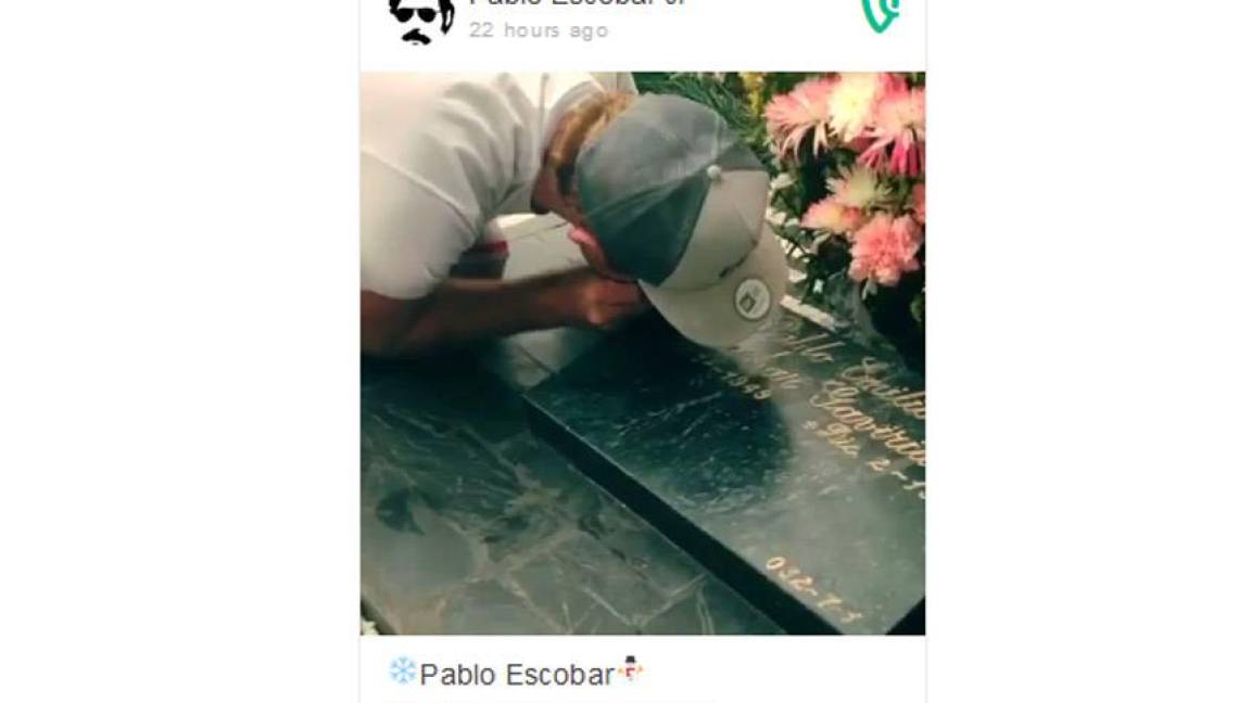 Supuesto hijo de Pablo Escobar le rinde 'tributo' aspirando cocaína en su tumba