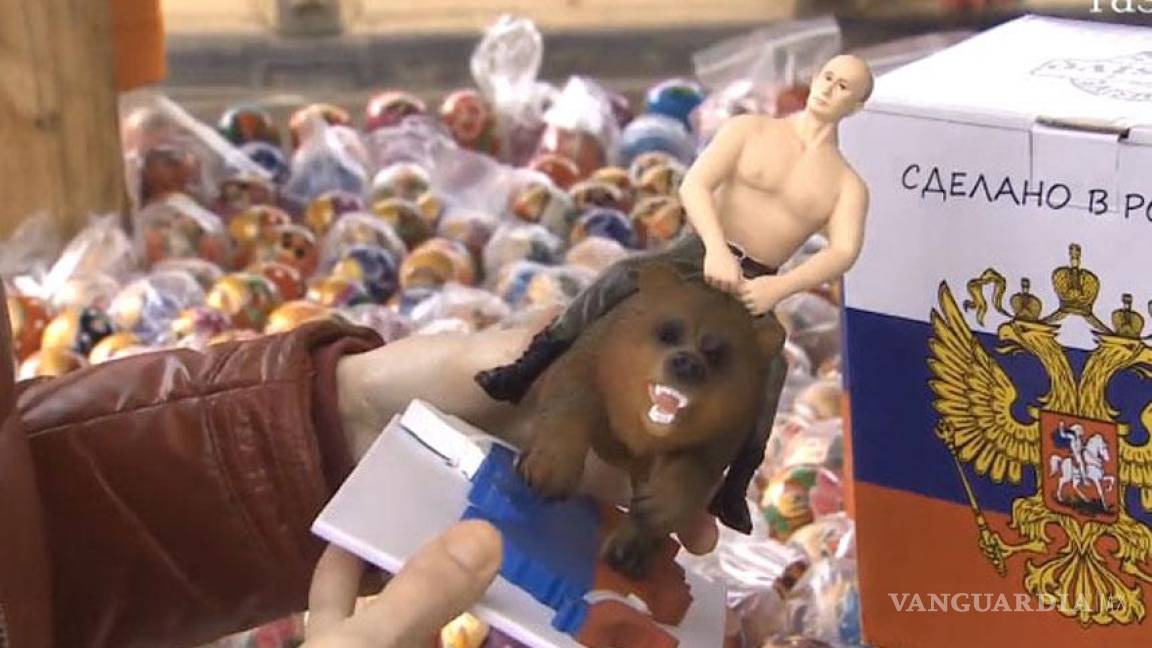 Sale a la venta una estatuilla con un musculoso Putin subido en un oso