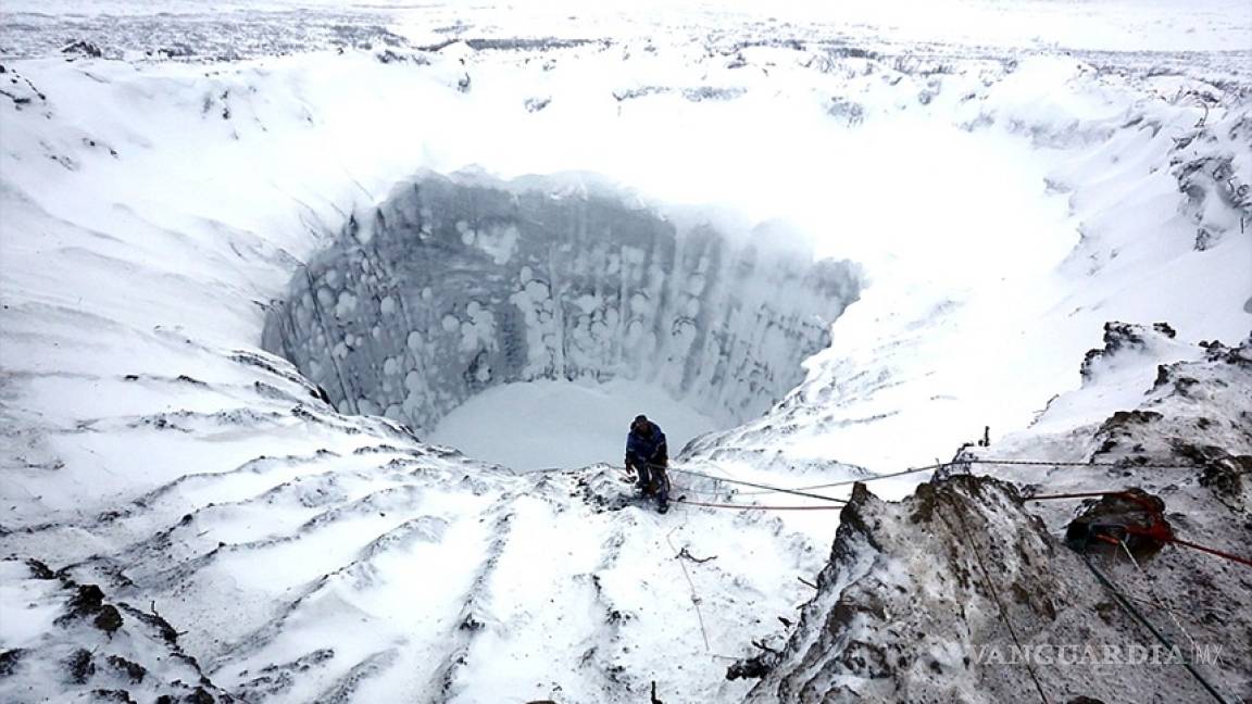 Investigadores descienden a las profundidades del misterioso cráter en Siberia
