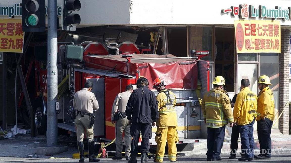 Camión de bomberos se estrella contra restaurante