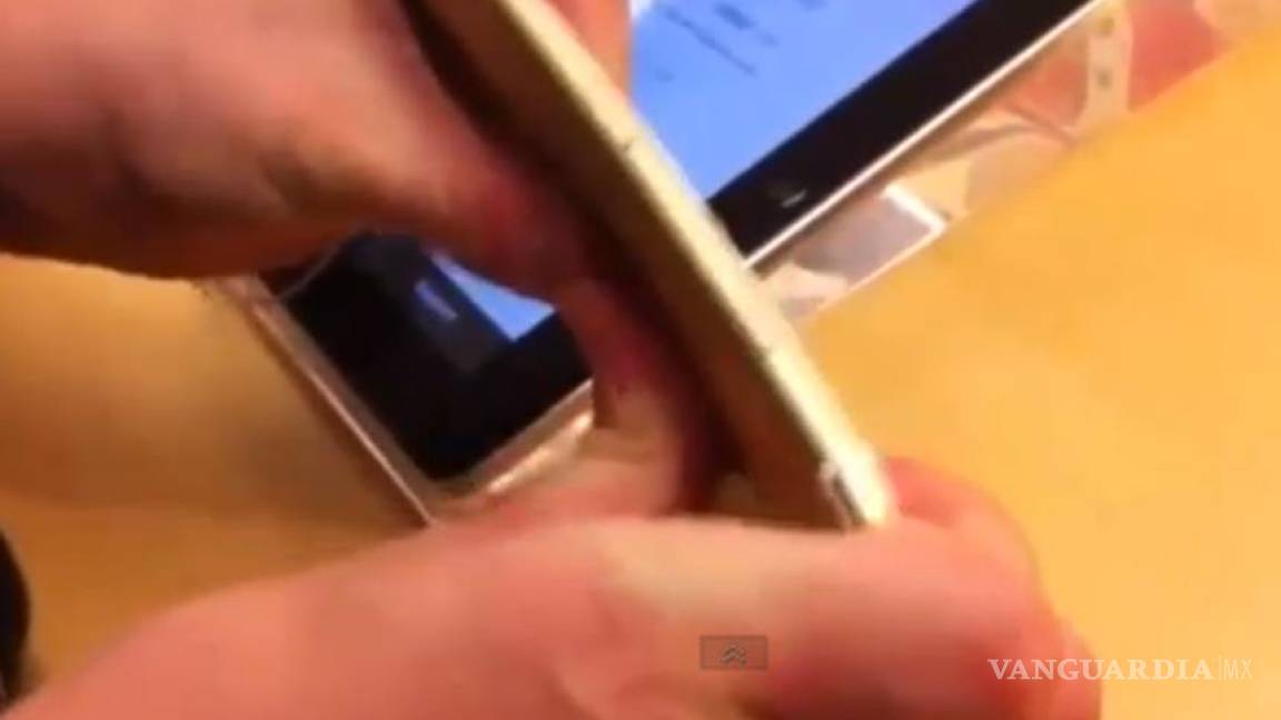Clientes doblan el iPhone 6 en un Apple Store... y lo rompen en el intento