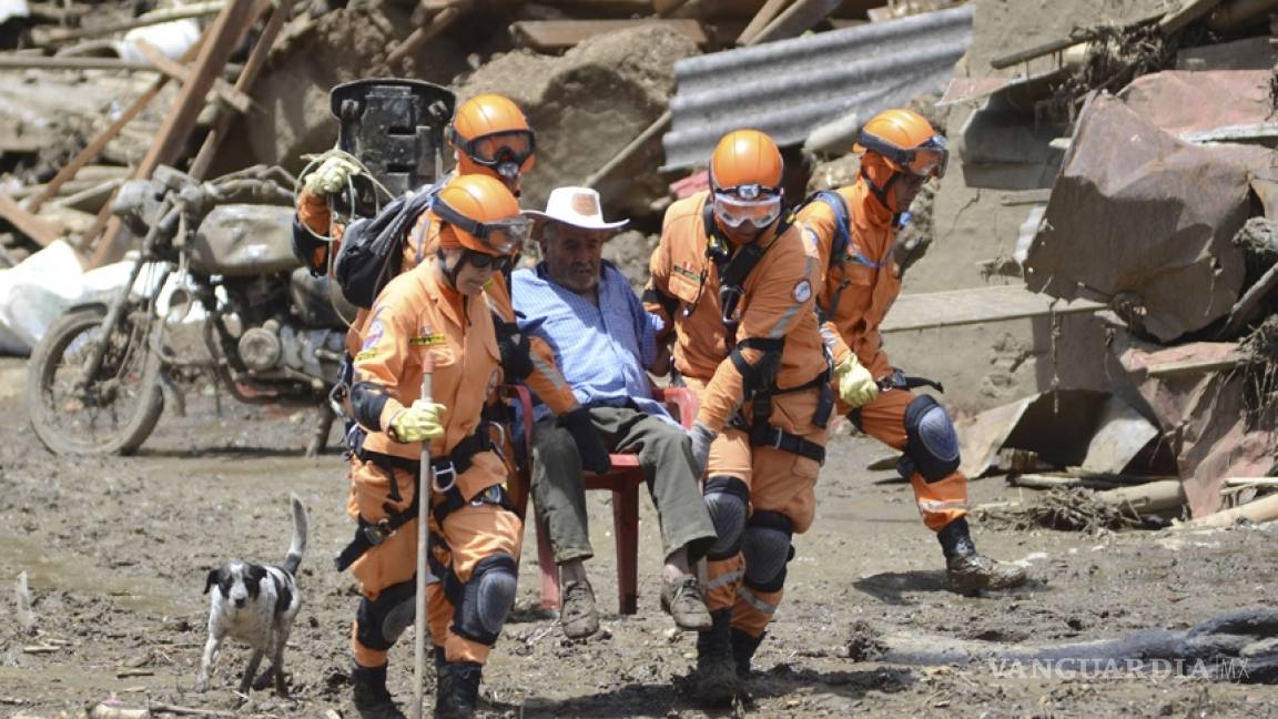 Suman 92 los muertos por avalancha en Colombia