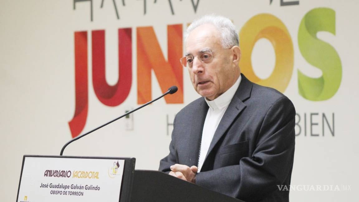 Entrega alcalde reconocimiento al Obispo de Torreón