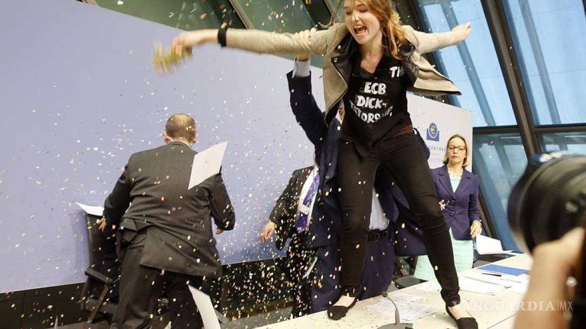Activista salta al escritorio del presidente del Banco Europeo