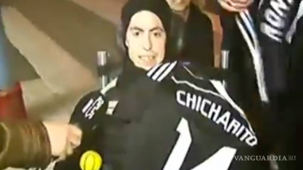 'Chicharito' regala su playera a chico con discapacidad