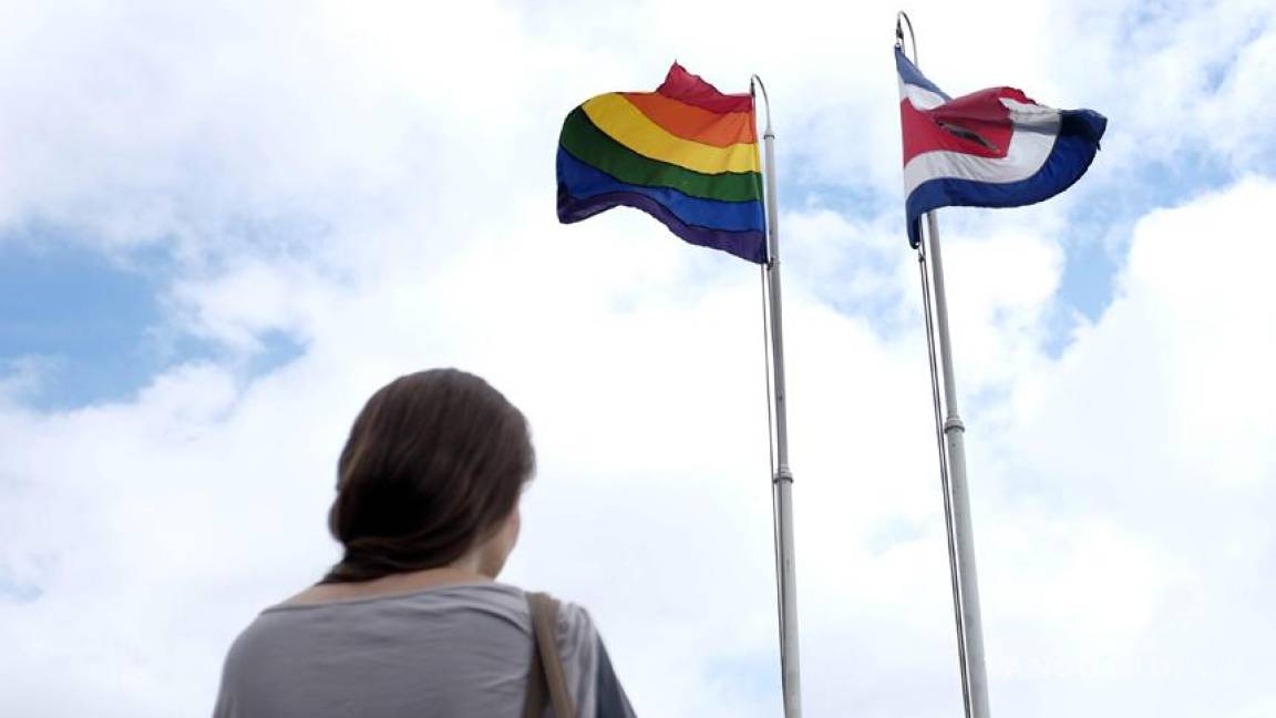 El presidente de Costa Rica iza la bandera gay en la sede presidencial