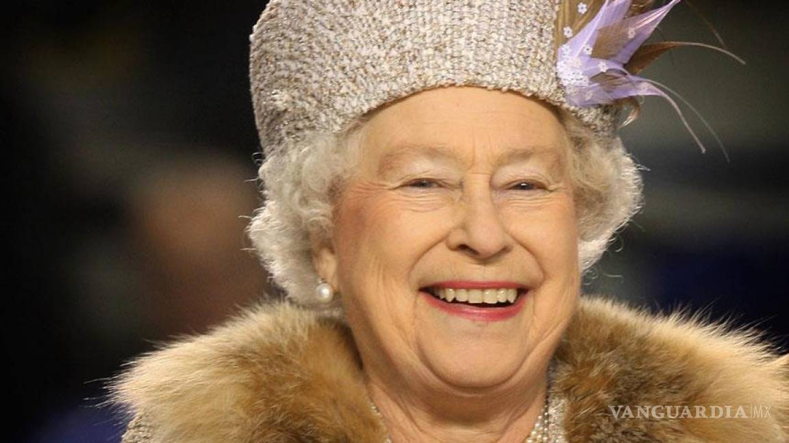 La reina Isabel II envía su primer tuit