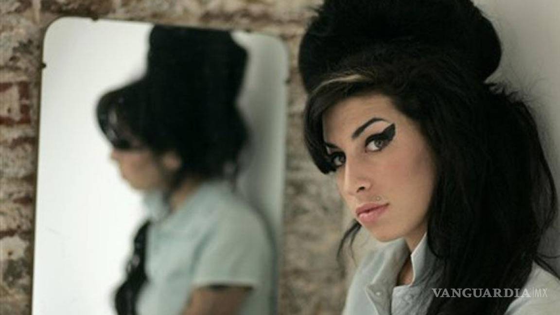 El padre de Winehouse aún habla con ella