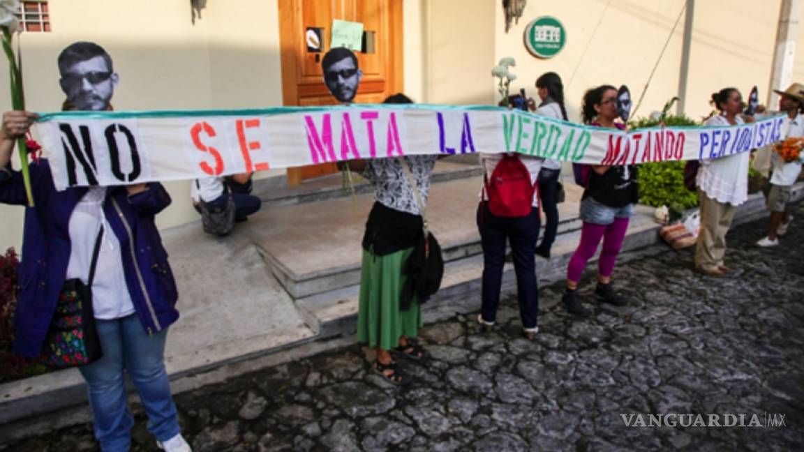 Protestan frente a casa de Javier Duarte