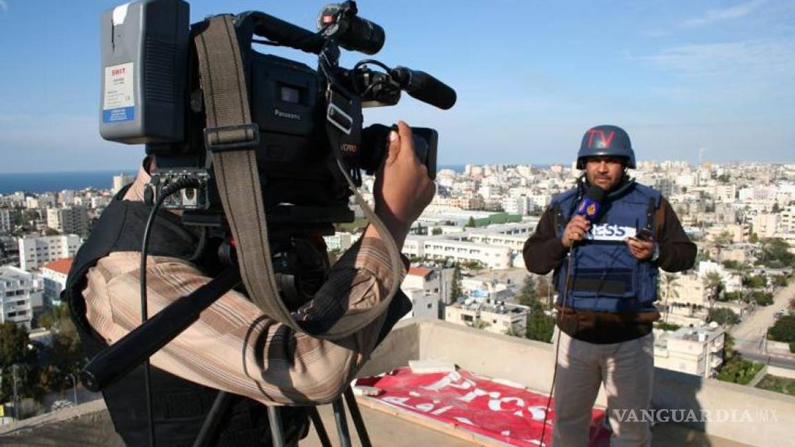 Reportero rompe en llanto al informar sobre los bombardeos en Gaza
