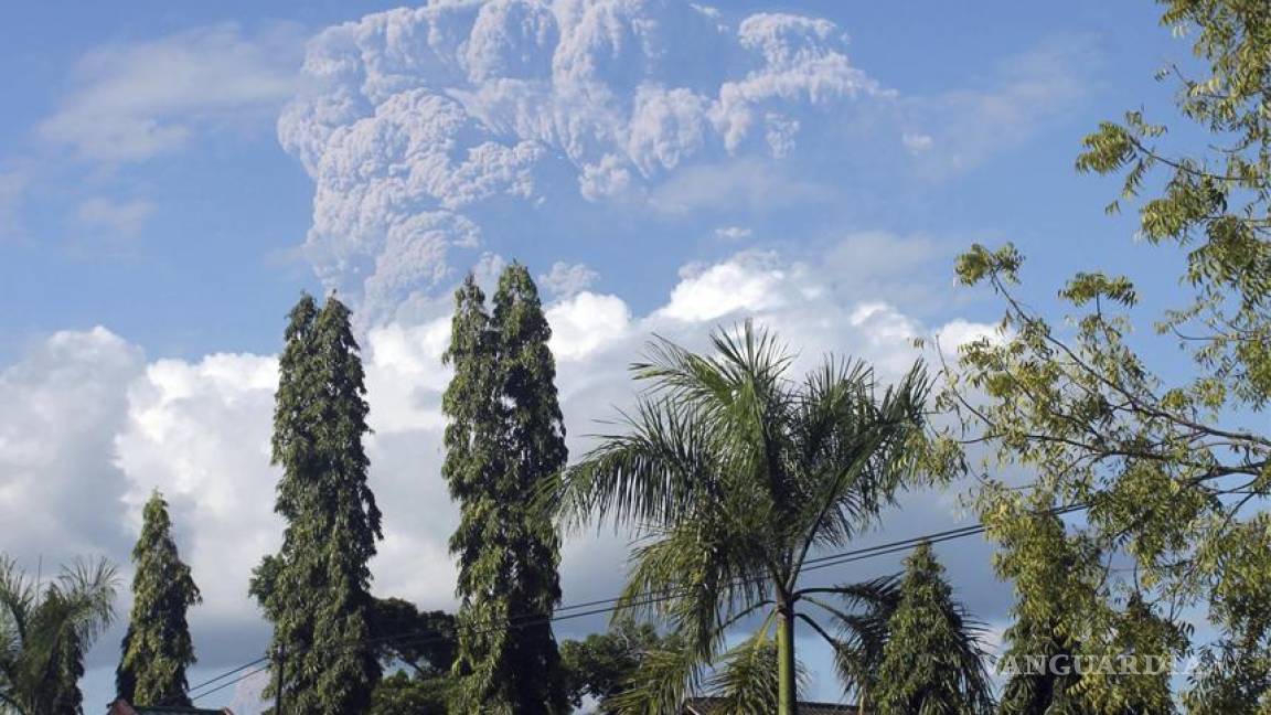 Volcán hace erupción en Indonesia; arroja 3 km de ceniza