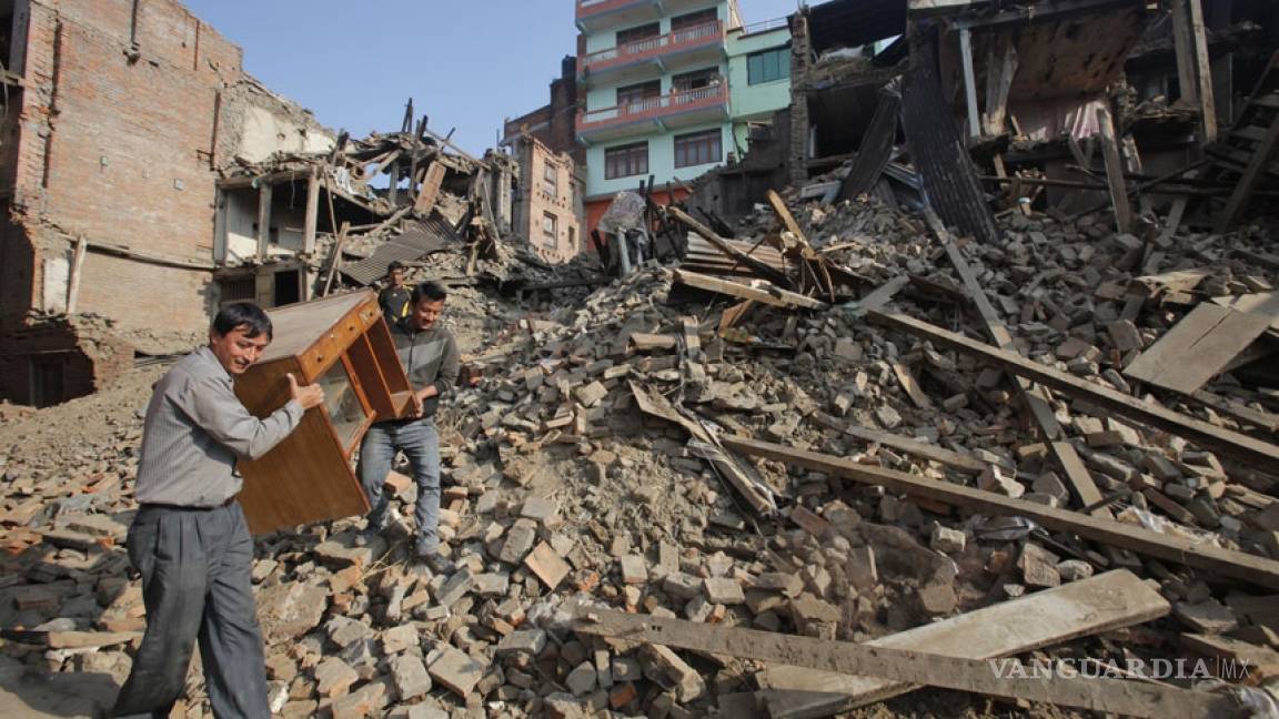 Supervivientes al terremoto en Nepal se preparan para el monzón