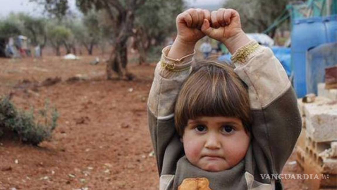 Niña siria se 'rinde' pensando que fotógrafo le apuntaba con un arma