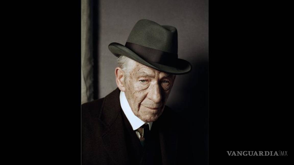 Revelan atuendo de Sherlock Holmes a los 93 años