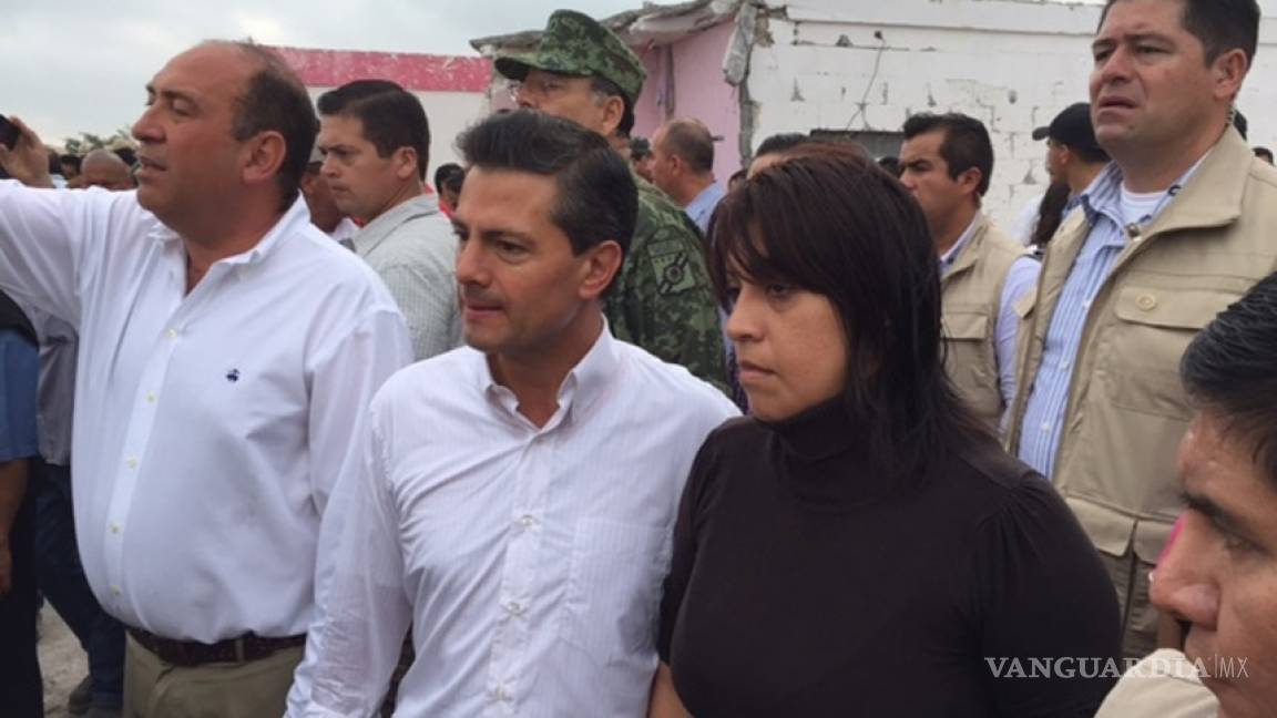 Peña Nieto recorre por segundo día zona afectada por tornado en Ciudad Acuña