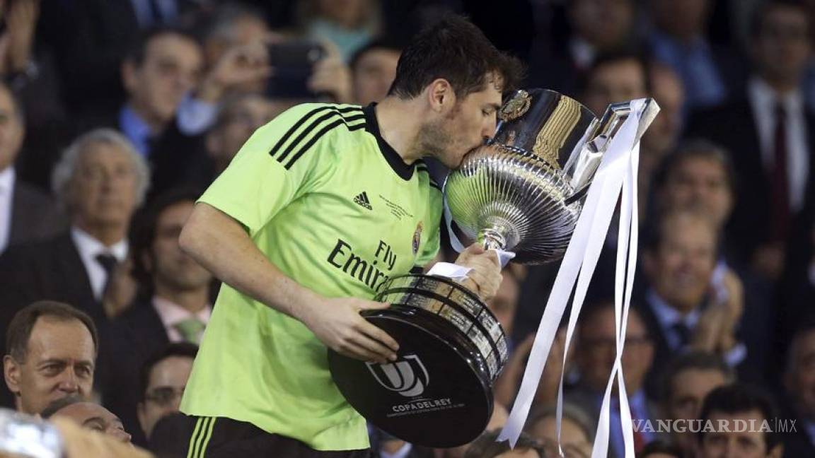 Iker Casillas alza la copa de campeón en Mestalla