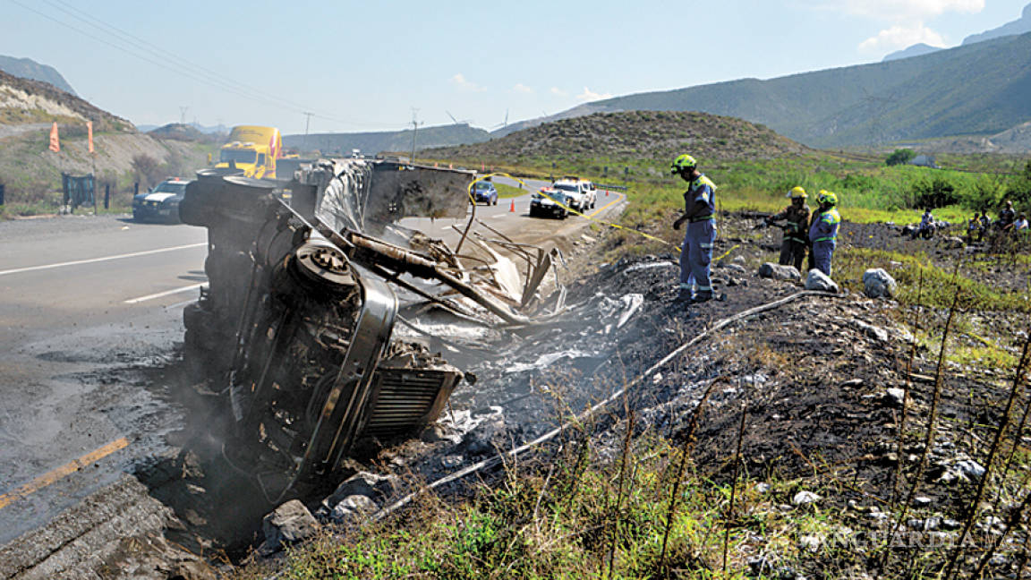 Muere trailero calcinado en la carretera Saltillo-Monterrey
