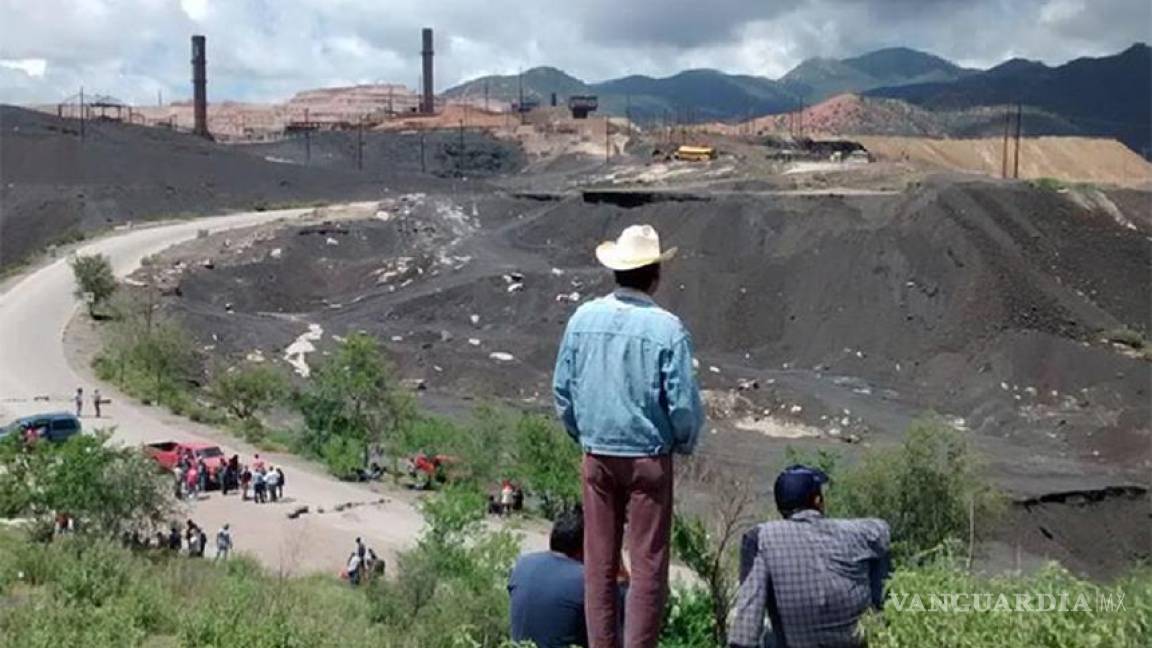 Ex trabajadores toman mina, exigen retiro del Grupo México