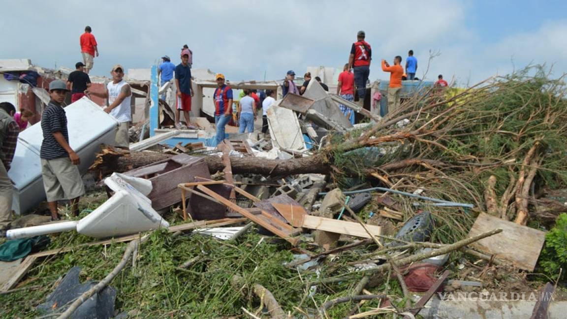Protección Civil de Monclova apoya en rescate de víctimas del tornado en Acuña