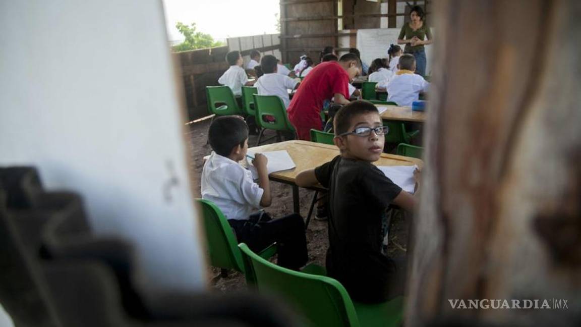 Niños toman clases a 47.5 grados centígrados en Sonora