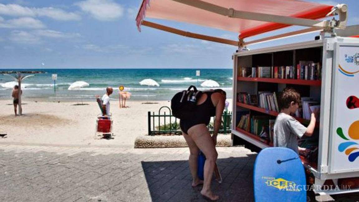 Leer gratis en la playa, Tel Aviv ofrece bibliotecas ambulantes