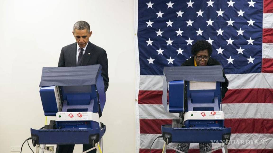 Un hombre bromea con Obama al decirle &quot;No toques a mi novia&quot; durante votación