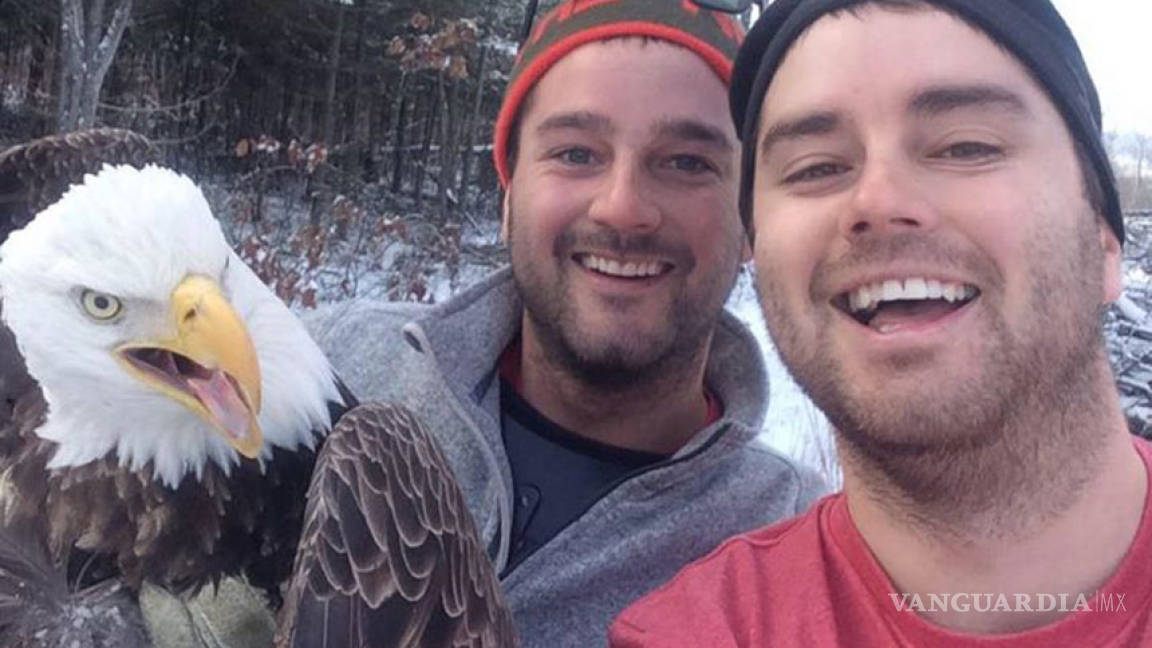 Rescatan a águila calva y se toman una selfie muy especial